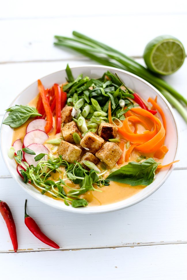 Warm up with a bowl of this spicy + creamy red coconut curry soup complete with fresh toppings and crispy tofu. 😍Get the #recipe → ilovevegan.com/creamy-red-coc… #vegan