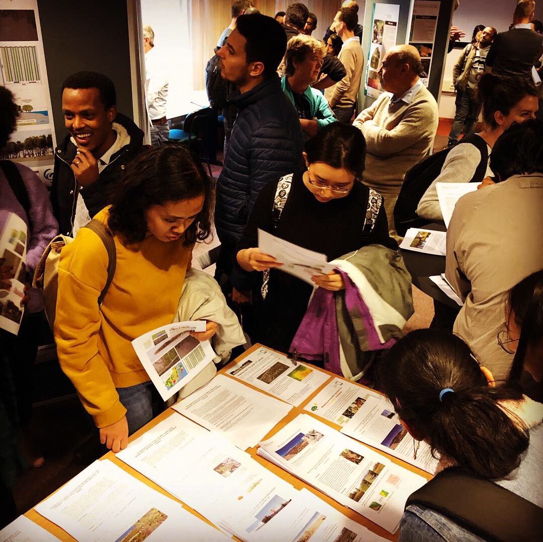 ITCAlumni's tweet photo. That time of the year that MSc students will have to make a choice which research topic they will pursue!! #researchfair #itcfamily #ITCbuilding #drinksafterwards #utwente #academiclife #AcademicTwitter #geospatial #msctopics #studentlife https://t.co/rhyjDJ9yls