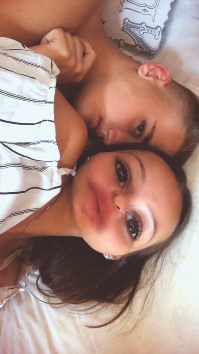 CapronAlice's tweet image. Juste parce qu’il me rend heureuse 🖤