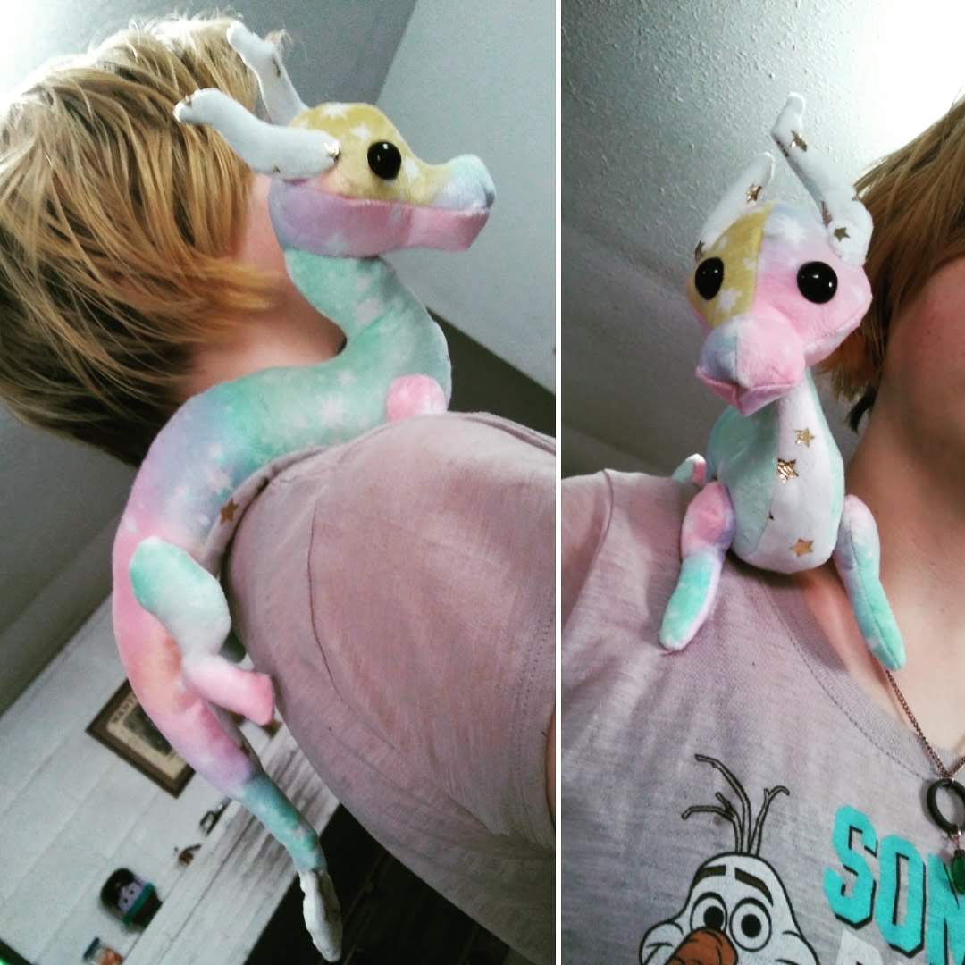 Synful_Dlite's tweet photo. Got a new member to our family and booth! These great little guys are soft &amp; cuddly. They love to hang out and are always up for adventure! Msg me if you'd like your own ❤

#FairysnFlutterbys #dragons #sneakpeak #shophandmade #shoplocal #handcrafted #Cosplay #renfair #etsyseller https://t.co/VSZeV4JrDw