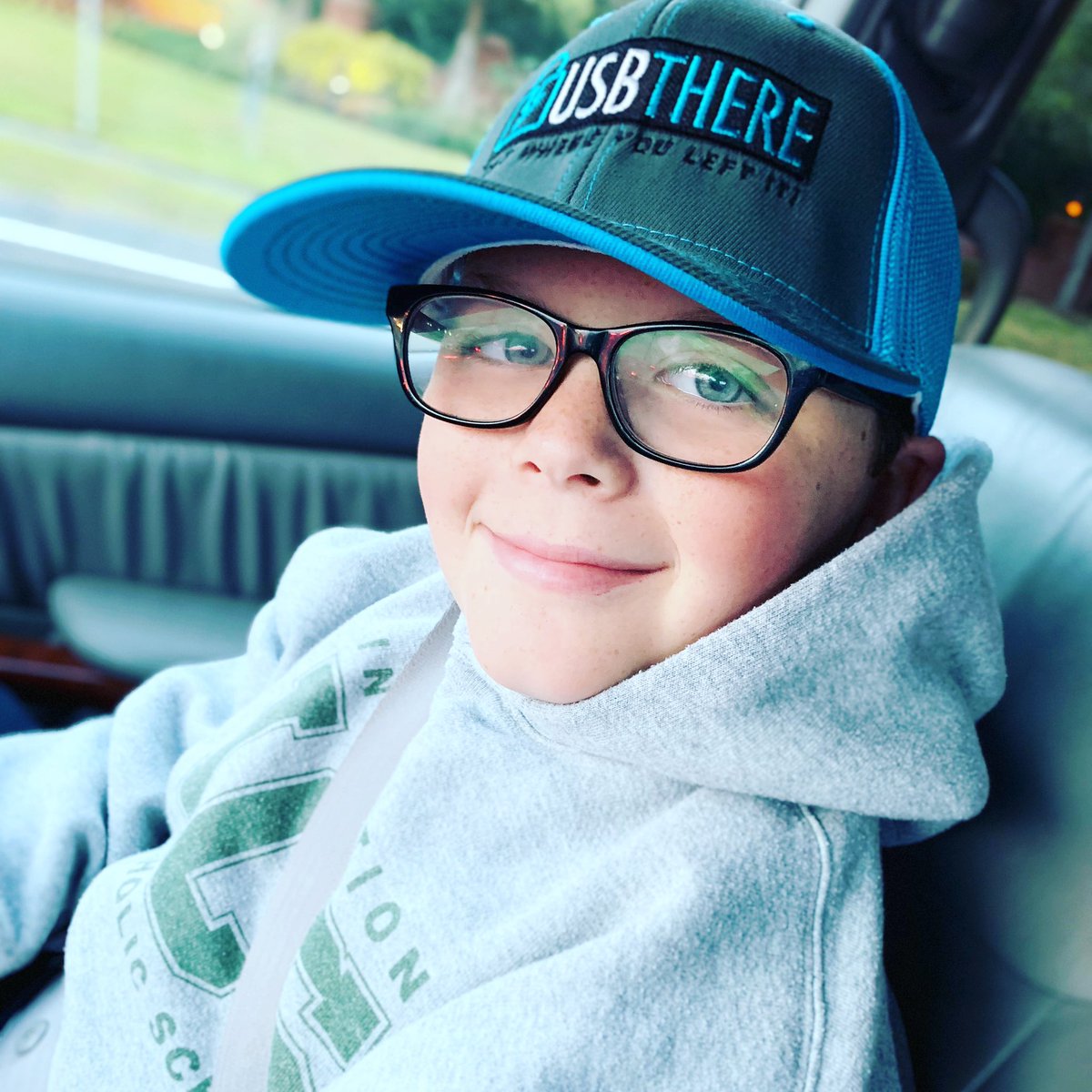 USBthere_shop's tweet photo. One of our biggest supporters. He’s always asking about the numbers, asking if he can take cards into school to hand out and couldn’t wait to wear his USBthere swag on the playground today! He’s an entrepreneur in the making with a heart of gold.💛 #FamilyBusiness #usbthere https://t.co/vogVN8OPf4
