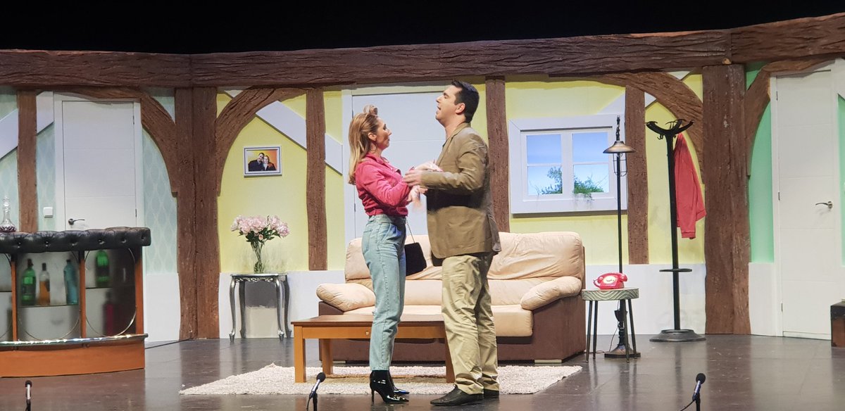Merchedemelilla's tweet photo. Primera función en el  @Kursaal_Melilla de  "Cama para 6"  de @ATeatralESoler @ColegioESoler con un  lleno absoluto, @imbrodamelilla @paquiconde y @mmarinmelilla  también disfrutan esta noche de esta  divertida  comedia 😂 https://t.co/hn5yj5HTnk