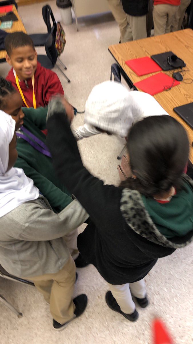 mrs_bwinston's tweet photo. Team building activity: Human Knot. #Leierskap #AcademicHouses #Leinkauf #FifthGrade #FirstFriday #mcpss @LeinkaufE https://t.co/8wF3uJU2lQ