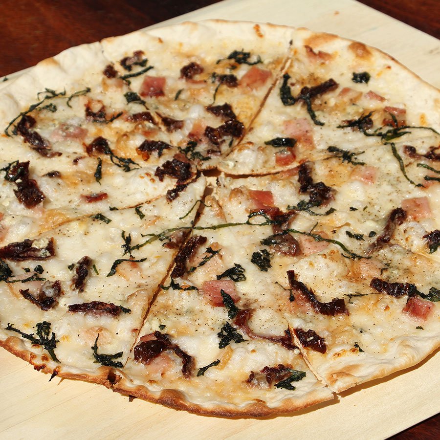 Compartir tiene un significado mucho más rico cuando tienes una pizza en la mesa. Ven a compartir con nosotros el #NuevoSaborMexicano con una deliciosa pizza de <a href="/UmmoMX/">Ummo</a> #pizza #foodie #foodporn #coyoacan