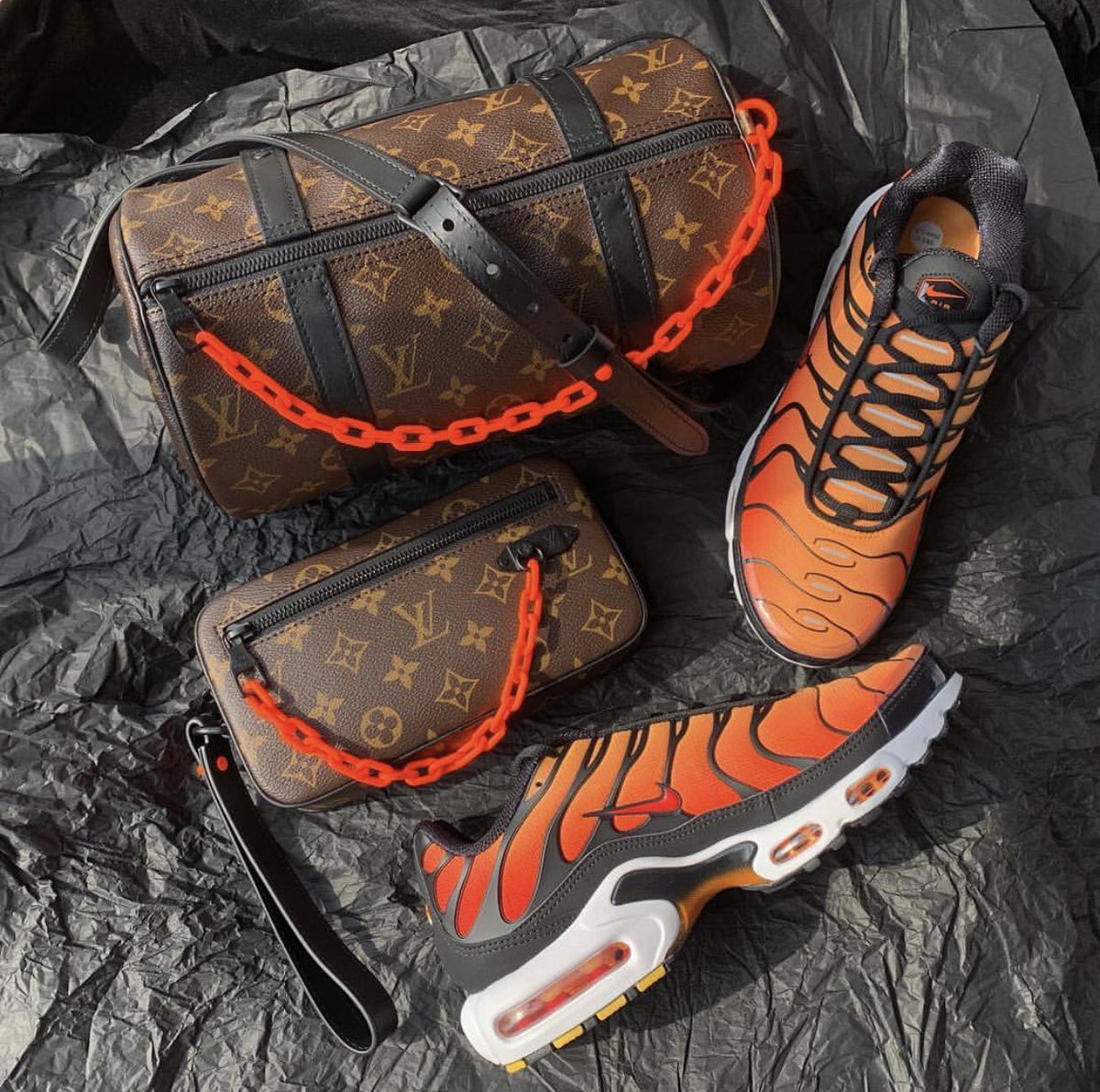 Happy Saturday everyone! Hope you have an awesome weekend ahead and get to flex dem accessories! 🙌🏻 #louisvuitton #virgilabloh #fashion #highfashion #streetwear #streetculture #culture #curator #designer #luxury #instafashion #fashionblogger #mensfashion #streetfashion #menstyle