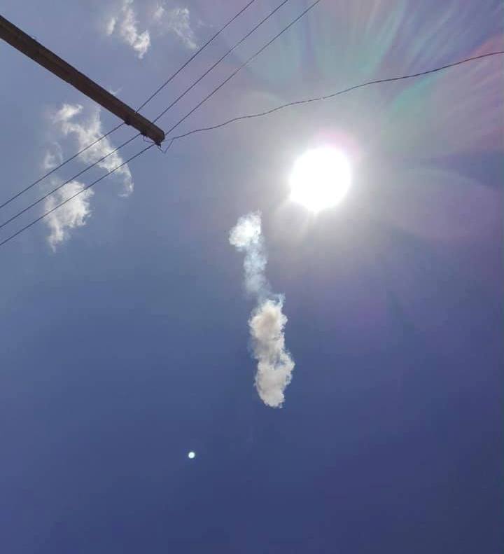JoseCarlosRguez's tweet photo. #LastMinute: possibile #meteorite su #Cuba. News media e giornalisti riportano #1feb2019 l'eventuale esplosione e caduta di #meteorito nella provincia #cubana di #PinarDelRío. I testimoni hanno osservato fuoco e fumo nel cielo. Vedi foto. @JoseCarlosRguez @StampaEmbaCuba https://t.co/aiDXrcZ10e
