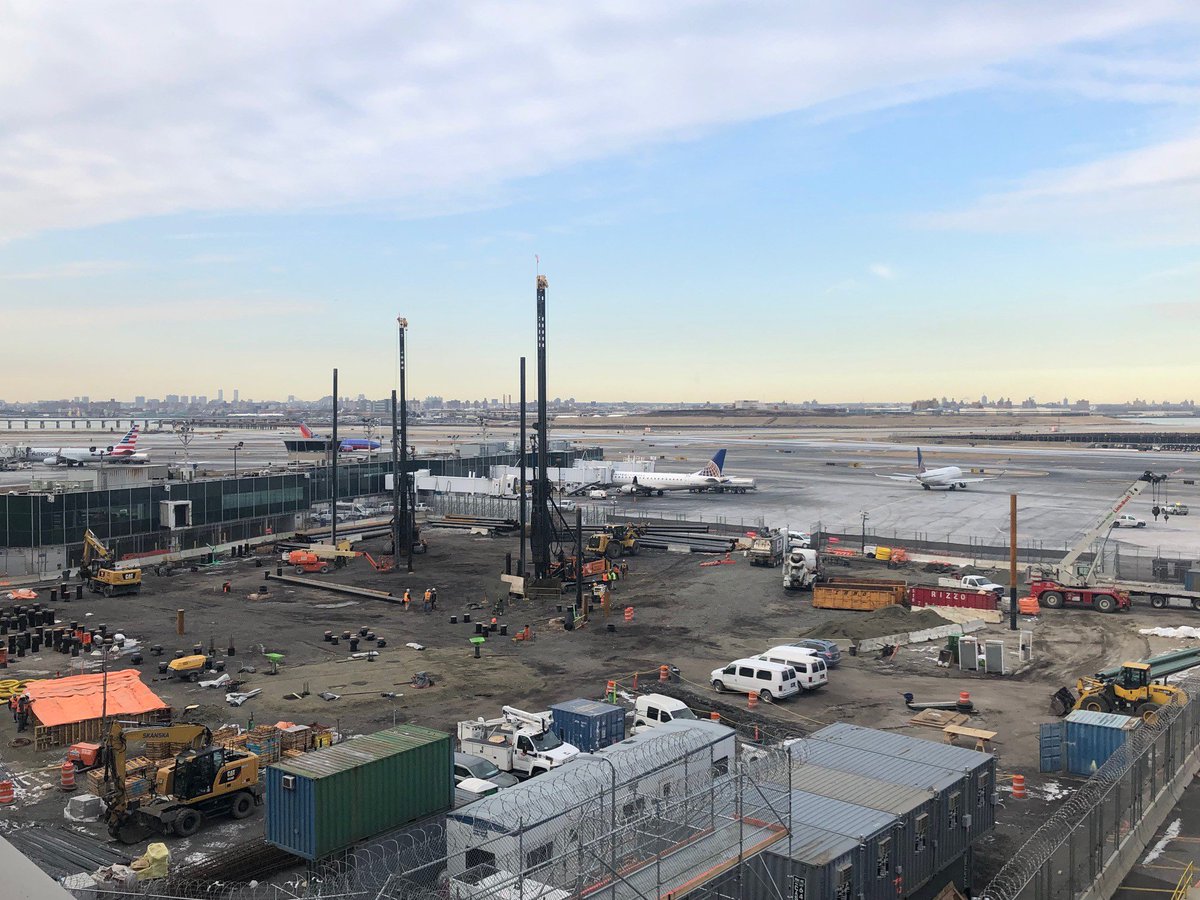 terminalBLGA's tweet image. Take in this air side view of the piles being driven for the foundation of the new western concourse and the site of the old Pier A, now completely demolished to make room for the remaining gates to open in our new eastern concourse! #FridayFeelings @SkanskaUSA @thebiggreenw
