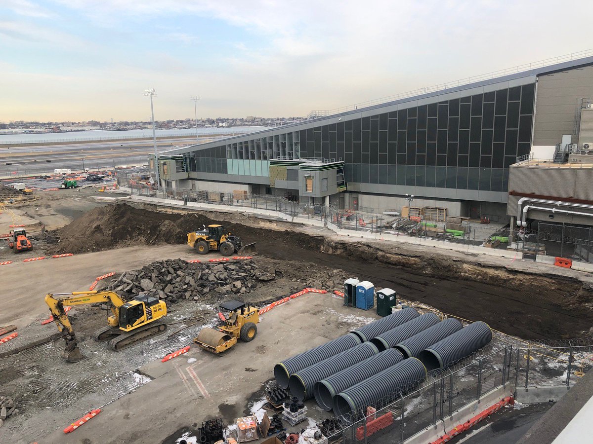 terminalBLGA's tweet image. Take in this air side view of the piles being driven for the foundation of the new western concourse and the site of the old Pier A, now completely demolished to make room for the remaining gates to open in our new eastern concourse! #FridayFeelings @SkanskaUSA @thebiggreenw