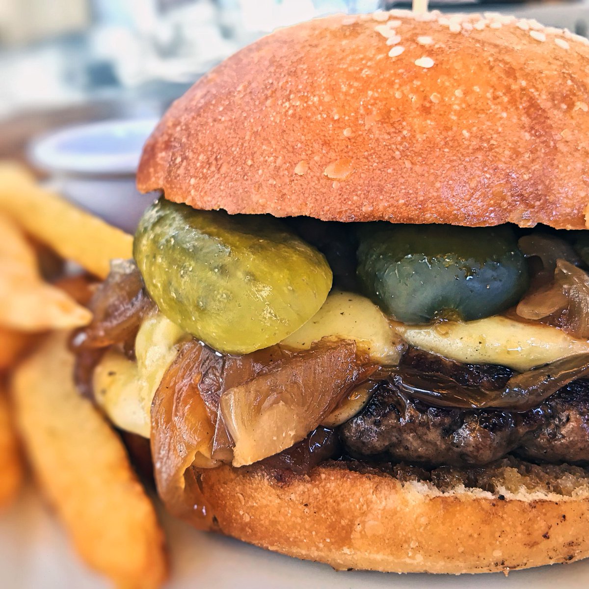 AntojeriaChile's tweet photo. Ya es todo un clásico de La Antojería, y las razones sobran. La bautizamos la Morenaza y con sus 200g de burger, cebolla caramelizada en malta, queso mantecoso y pepinillos, sin duda te va a sorprender... ¿A qué hora vienes? ¡Hoy es viernes! https://t.co/0ZOfTopC8Z