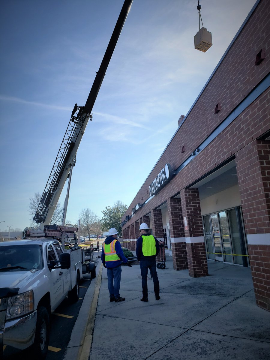 AtFtCLT's tweet photo. Another quality install for AirTight FaciliTech, a Service Logic company  on this chilly but sunny Friday here in the Queen City where we replaced two 5 Ton split systems and one 4 ton gas pack for one of our clients.

#HVAC #mechanical #AtFt #skilledtrade #safetyfirst #rooftop https://t.co/qnlk8szhyH