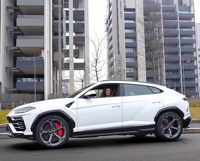 monicaesse70's tweet image. Il Super Suv Urus cambia volto a seconda delle occasioni: qui è in versione &quot;Urban&quot;. A me piace molto questa linea da vera coupé, col tetto basso e spiovente!

Thanks @futa76 for the pic!

#lamborghini #urus #sincewemadeitpossible #lamborghiniurus #Sportscars #luxurycars #ca…