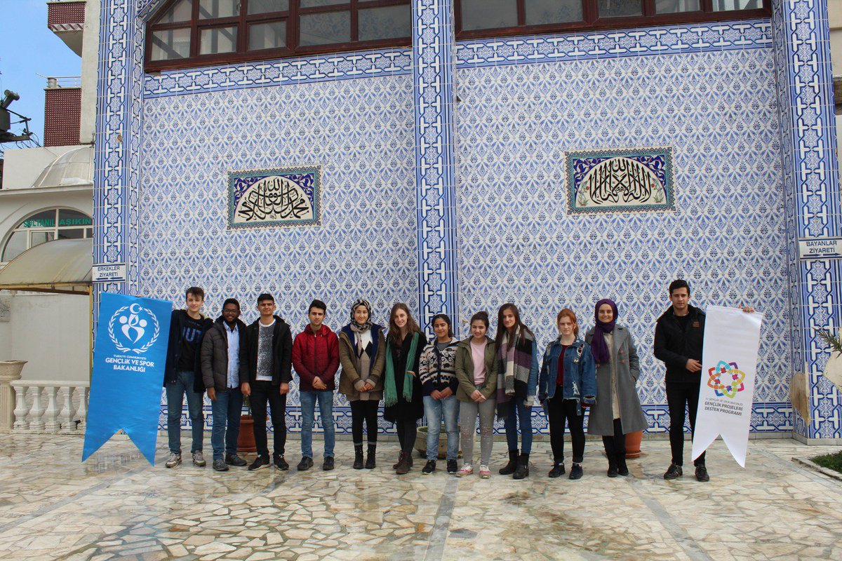 1Okullar's tweet photo. Gönüllülerimizle Cizre'nin tarihi yapılarını ziyaret ettik.
Cizre'nin kültürü, değerleri, tarihleri konusunda bilgi edindik.
#KırmızıMedrese
#HzNuhTürbesi
#Kesikbaşmezarı
#ElCezeriTürbesi

#HayataKatıl
#Gençlerİçin

@GSBgenclikproje
@gencliksporbak https://t.co/2IWgHC4UcO