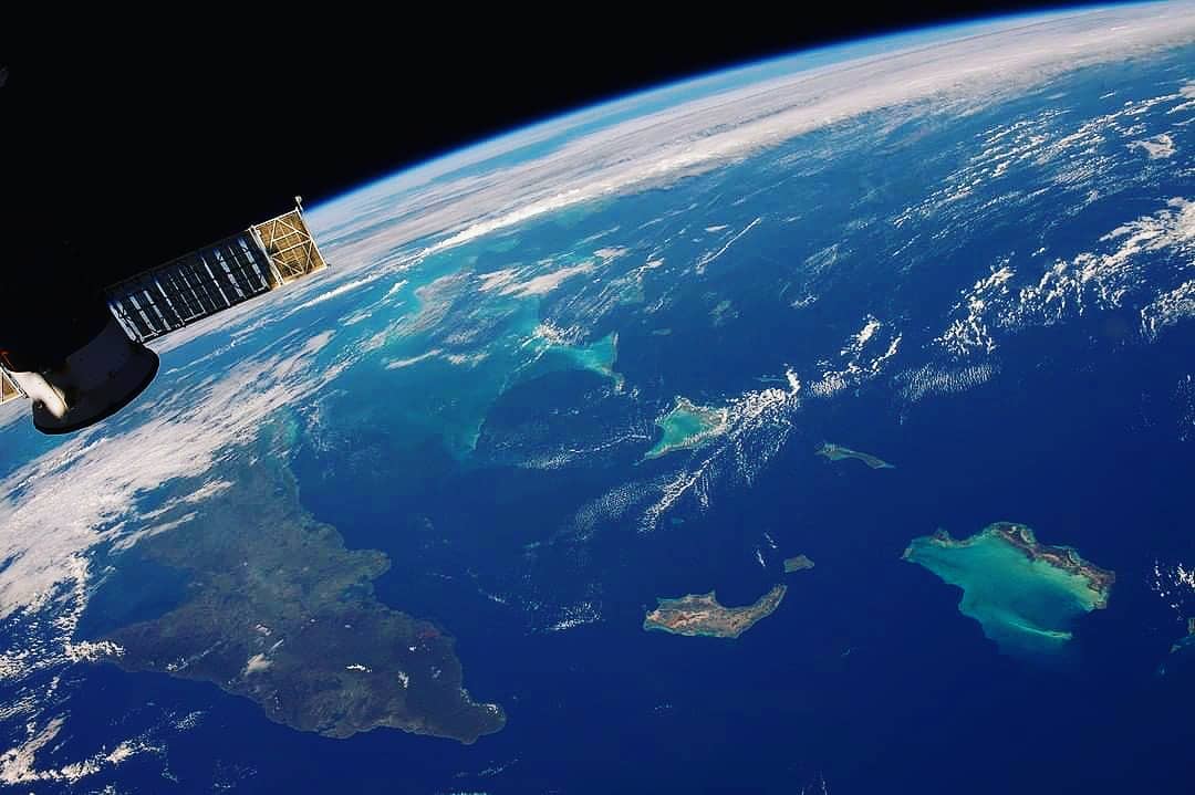 OfficialTCHTA's tweet photo. Turks and Caicos from outer space! Isn't that turquoise super sweet?🤗 Thanks
@NASA!

#turksandcaicos #turquoisewaters #whyilovetci #iamtchta #teamtci #tcistrong https://t.co/IDASByWzqx