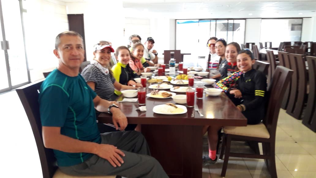 CEAR_EP's tweet photo. Recibimos en el #CEARCuenca a la delegación de la provincia de Imbabura, que participará en la primera válida del “Campeonato Nacional de Ciclismo de Montaña”🚵🏽♂️🚵🏽♀️, en la renovada pista de #Ictocruz del sector de las Antenas de Turi.
@DeporteEc https://t.co/dySQDaTif0