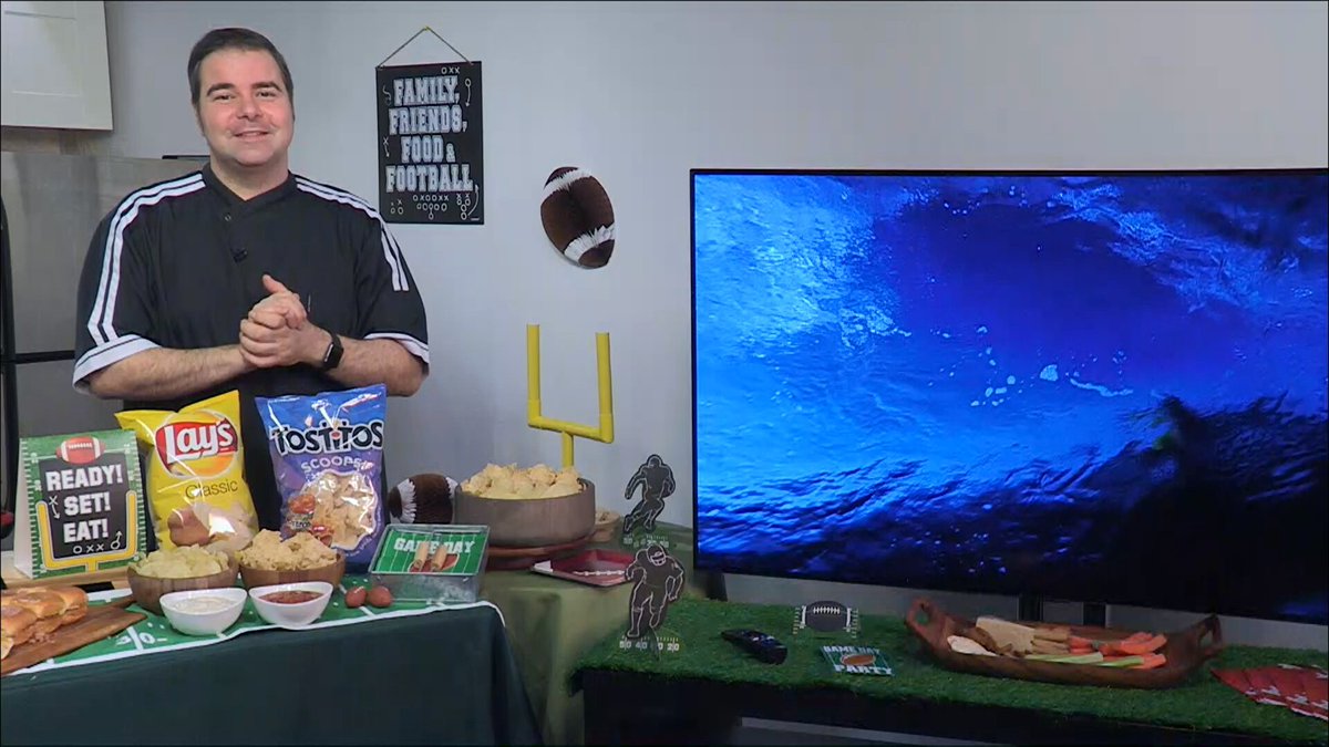 MurHillStudios's tweet photo. We had a blast on set with our friend @chefgeorgeduran talking about the big game this weekend! Are you ready for your Super Bowl party on Sunday? See the full segment and get his recipes over at the @DailyLounge here https://t.co/kjupxcjRzK https://t.co/YEoNQP66sq