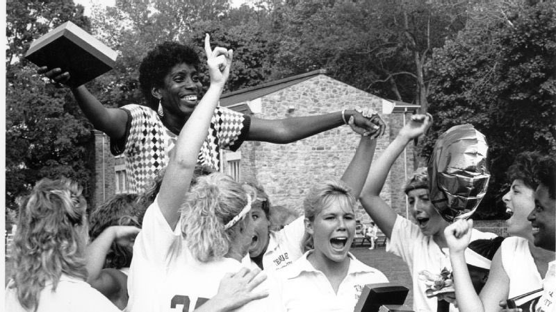 Tina Sloan Green was the first black head coach in the history of women's college lacrosse AND the first black woman named to the U.S. national women's lacrosse team🥍🙌🏾 #BlackHistoryMonth #LacrosseBlackHistory