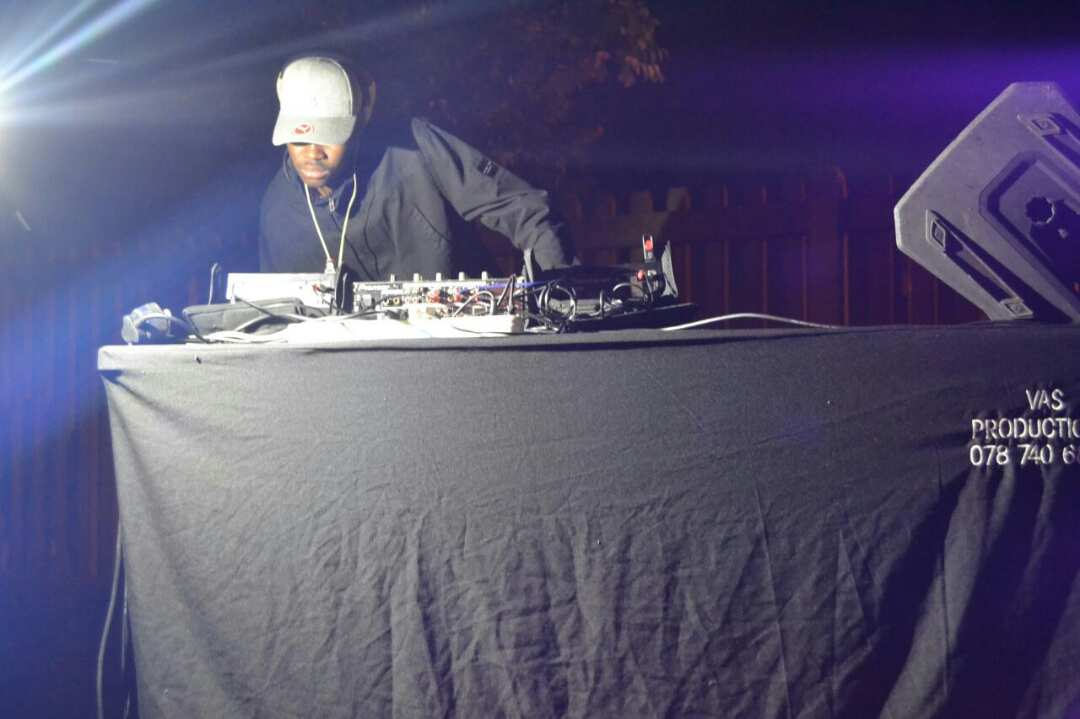 DadeejaySource's tweet photo. Catch Source DaDeejay dropping beats at The Place Lounge and Eatery(Heidelberg) tomorrow night 🤘🏾awashe ama tlama Kay‼️ awashe amapiano‼️🎹🥁🎶🔥🔥🔥 https://t.co/2uh7s6BLVh