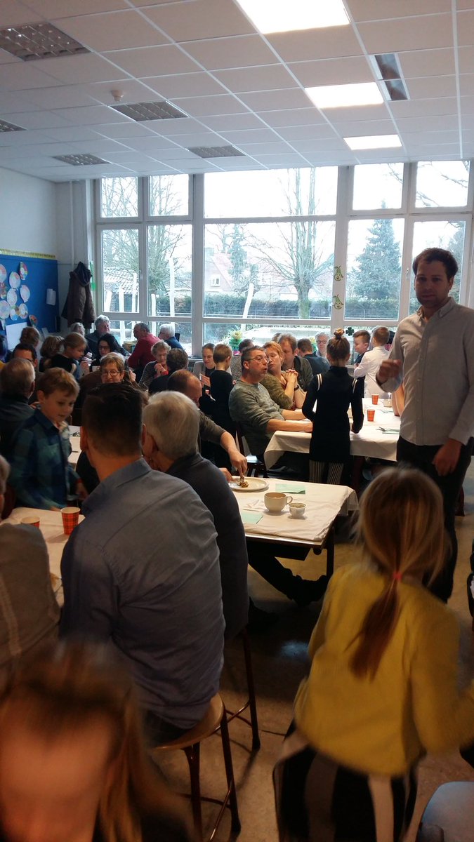 Feestelijke afsluiting van het thema 'eten en drinken' in groep 4. Superhulp van 2 toppers en alle kinderen enthousiast in de keuken en in de bediening. Drie  gangenmenu voor alle gasten, die heerlijk hebben genoten en gegeten.