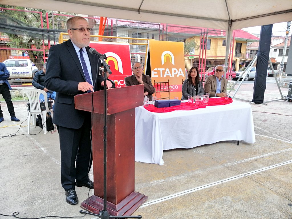 ETAPAOficial's tweet photo. El Gerente Boris Piedra indica que ETAPA está a la vanguardia para servir a sus clientes de Internet y al comercio cuencano con la Red Metro WiFi. Cuenca es la primera ciudad del país. Hoy funciona el piloto del proyecto en el Parque Darwin @MarceloHCabrera @MunicipioCuenca https://t.co/BOtKB8O2yK