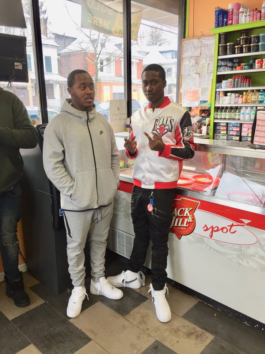 JayWithTheLay's tweet photo. Can't let no nigga trick me through no twitter mentions. Gotta leave the hood right now or you're gonna be a statistic 📈📉📉 https://t.co/sIrnTmbrol