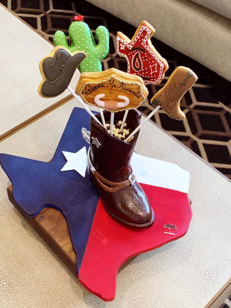 PostOakUptown's tweet photo. We are proud to be one of the Lone Star State’s select few AAA Five-Diamond Hotels. Our talented chefs crafted these beautiful chocolate turn-down pieces to show off our Texas pride 🌟
#NationalTexasDay https://t.co/XtSELo1r1s