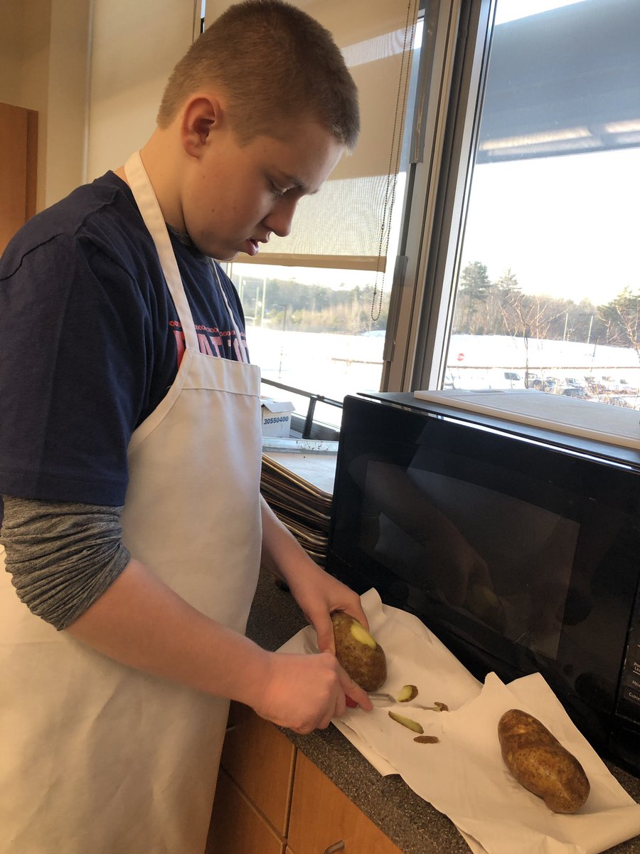 ASmutok's tweet photo. Life Conference Cooking Success! #makingameal #cauliflowerpizza #lifeskillsforeveryone #spartanpride @UxbHSPrincipal @apdimeg https://t.co/Z2ldZi5sm7