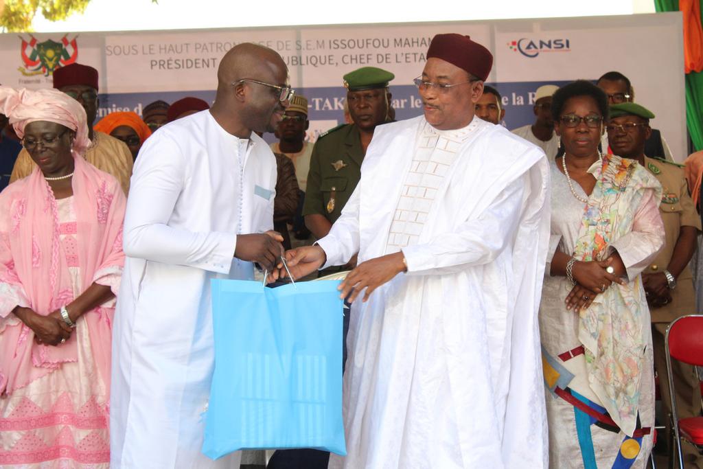 eTakaraNiger's tweet image. SEM @IssoufouMhm recevant un cadeau  souvenir 🎁 de la 2ème édition d&apos; @eTakaraNiger 👏👍

#Niger2.0 #Digital4Dev #NigerRising 
Cc @AnsiNiger @MDE_Niger @Cipmen @cabinetPMNiger @PresidenceNiger @Banquemondiale @arcep @airtelniger @sonibana_sa