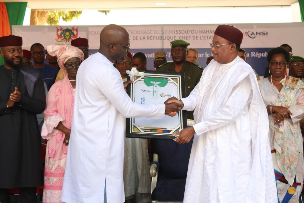 eTakaraNiger's tweet image. SEM @IssoufouMhm recevant un cadeau  souvenir 🎁 de la 2ème édition d&apos; @eTakaraNiger 👏👍

#Niger2.0 #Digital4Dev #NigerRising 
Cc @AnsiNiger @MDE_Niger @Cipmen @cabinetPMNiger @PresidenceNiger @Banquemondiale @arcep @airtelniger @sonibana_sa