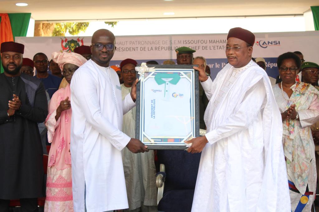 eTakaraNiger's tweet image. SEM @IssoufouMhm recevant un cadeau  souvenir 🎁 de la 2ème édition d&apos; @eTakaraNiger 👏👍

#Niger2.0 #Digital4Dev #NigerRising 
Cc @AnsiNiger @MDE_Niger @Cipmen @cabinetPMNiger @PresidenceNiger @Banquemondiale @arcep @airtelniger @sonibana_sa