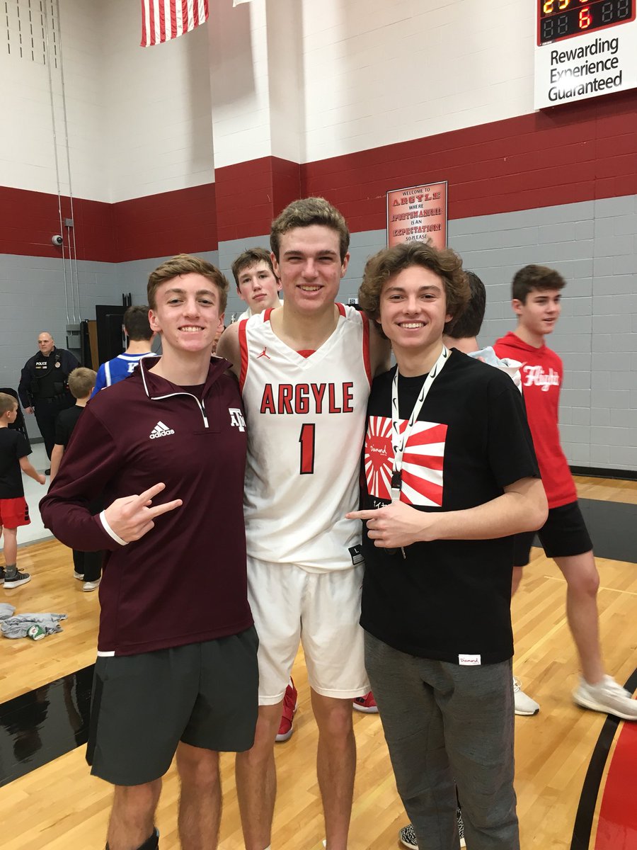 Team413784304's tweet photo. Team 4 out at Senior Night supporting our girls and boys 🏀 teams. Gonna miss our boy @brando_white1 😢. Great dude, great football player and great basketball player‼️🏈🏀 https://t.co/yukNeJ8dTh