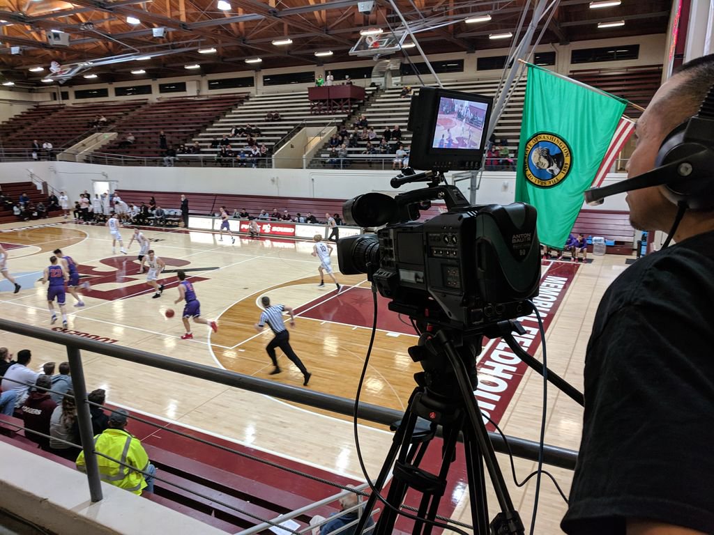 BatesProduction's tweet image. Our #broadcastingvideoproduction #Students @Batestech live streaming college basketball @UPSLoggers vs. @LinfieldWildcats This is a first for our program, and they #shooting-the-lights out of it!  You rock, team!