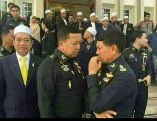 📡

              👇                👇

     "ထိုင္းေတြ ျပတ္သားခ်က္ကေတာ့
       လႊတ္ေတာ္ထဲ တပ္မေတာ္သား
              ၅၀%ထားေပးရမယ္
       ဗုဒၶဘာသာအခြင့္အေရးအတြက္
          ဥပေဒ ထုတ္ျပန္ေပးရမယ္  
                      စျပီ"