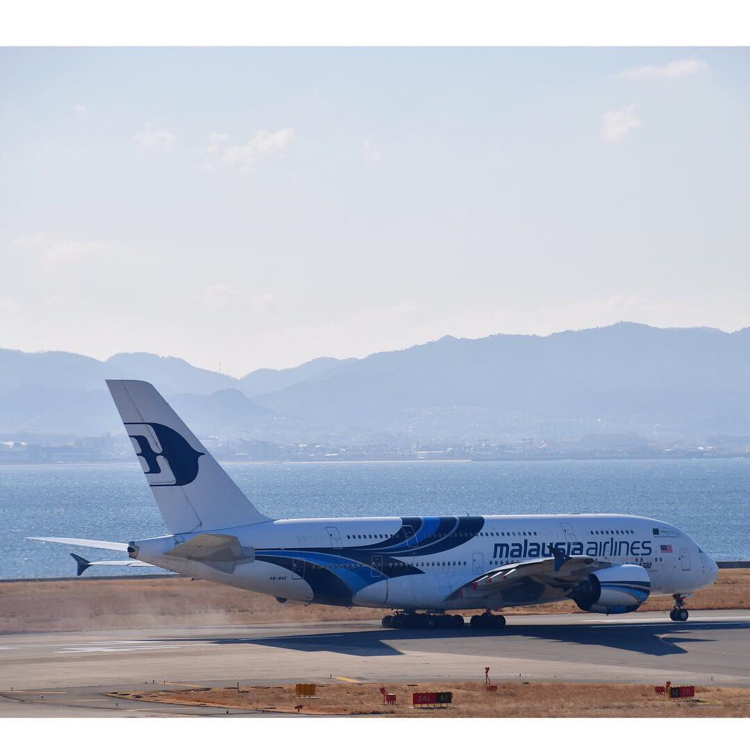 skyview_KIX's tweet photo. 快晴☀️の #関空展望ホール からこんにちは😊
先ほど #マレーシア航空 の #a380 が離陸しました🛫
一瞬ですが、シンガポール航空のa380 と並ぶシーンもありました。
#malaysiaairlines
#9mmnf
#100tha380
#kix
#関西国際空港
#kansaiinternationalairport https://t.co/l4Z6ey7ov1
