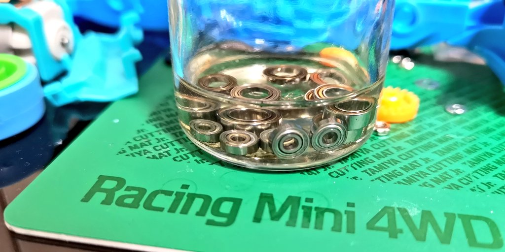 オゾンの妖精 人人人人人 脱脂なう Y Y Y Y Y Mini4wd ミニ四駆における脱脂とは ローラーや軸受けに用いられるボールベアリングのグリスを溶剤で抜く事を指す 回転が良くなる反面 内部のボールの摩耗が早い 錆びやすくなる等の