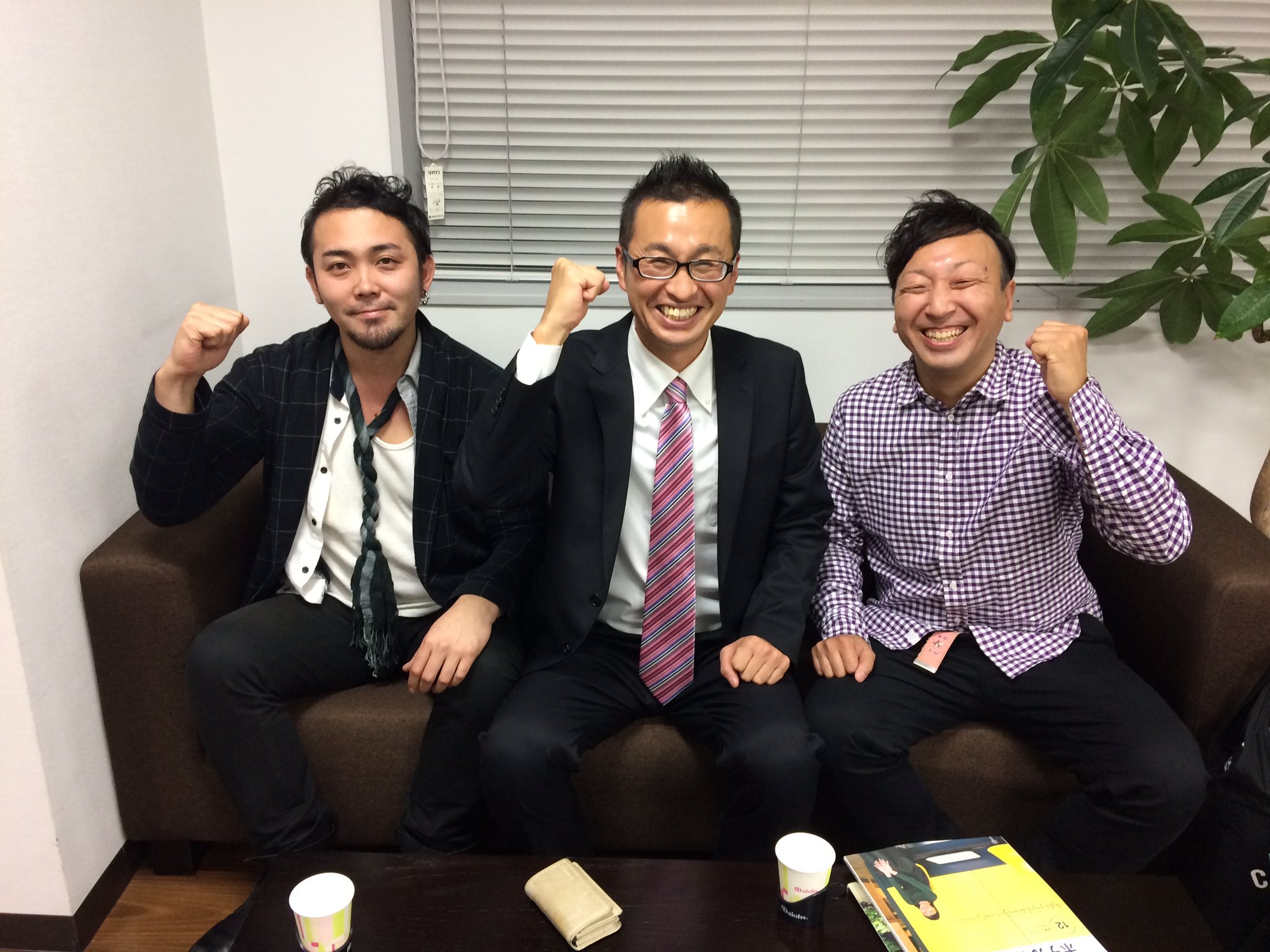 書道家 栗原正峰 オズマガジン総括編集長の古川さんと Laccotowerの重田を連れて 左から ドラマー 書道家 編集長 みんな全くちがう分野ですが 同じ野球部の先輩後輩 繋がりのクセがすごい オズマガジン 編集長 古川誠 重田雅俊 栗原正峰