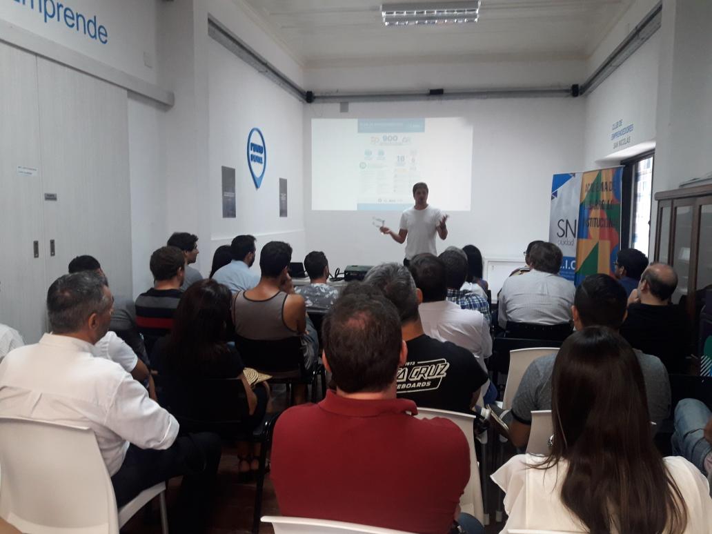 snemprende's tweet photo. El Secretario de Desarrollo Productivo, @FranBuchara hizo un balance del primer año del #ClubDeEmprendedores de #SanNicolas e incentivó a seguir trabajando en conjunto para fortalecer los vínculos, ampliar las conexiones y vehiculizar nuevos proyectos.

#SanNicolasEmprende https://t.co/qWEXdrYPyg