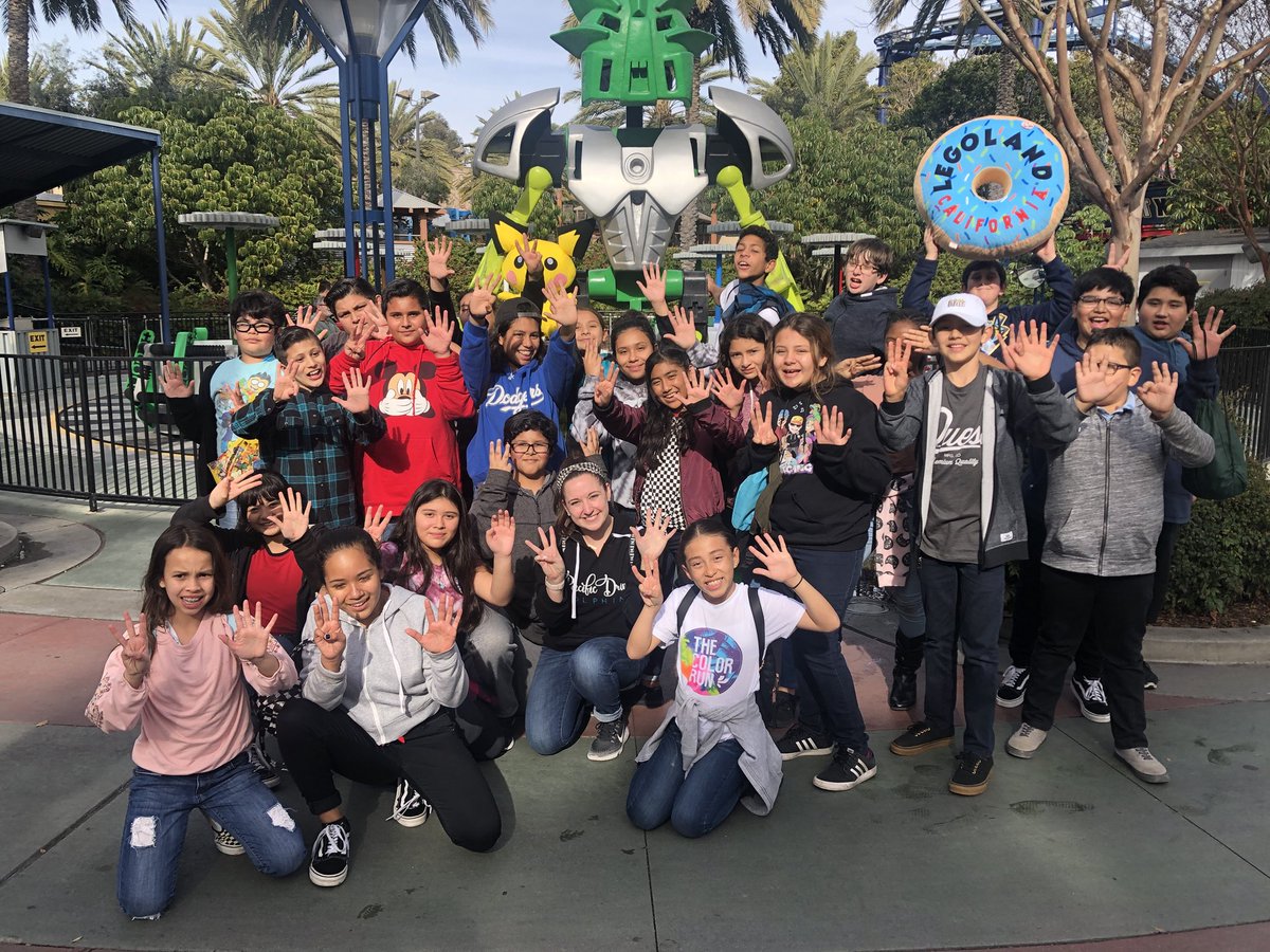 Today the 6th graders of @PacDriveInnov8 celebrated completing the #CongressionalAppChallenge @LEGOLAND_CA!  We had a blast! 🐬⚙️🎉 #PDPosse #FSDLearns @MissRiesch @Counselor_Diaz