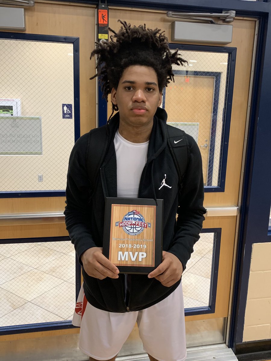 With 20 points and 4 assists in a win tonight the @HoopfestUSA MVP for the 5pm game <a href="/Gsharpie22/">Gabriel Sharp</a>