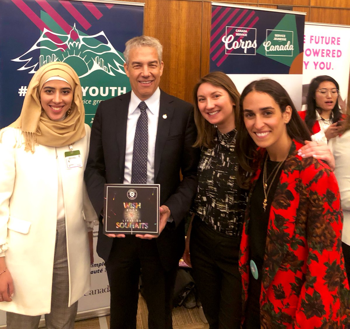 Nos @risingyouthtig participants de Montréal ont adoré partager leur projet avec le <a href="/frankbaylis/">Frank Baylis</a> hier à Ottawa. Amira de notre équipe a été heureuse d’offrir une copie de notre <a href="/Explore150/">Explore150</a> #Wishbook contenant les souhaits exprimés par les jeunes canadiens!