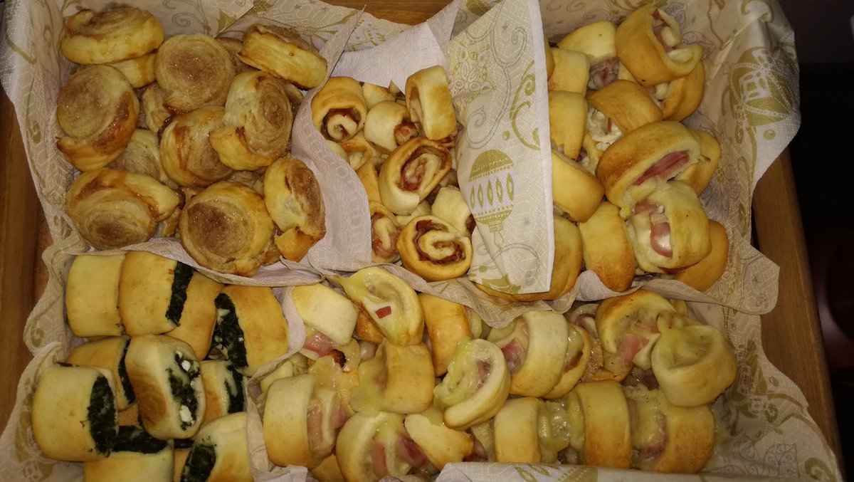 x_Brokkoli_x's tweet photo. 192 Pizzabrötchen und Zimtschnecken später.

Ich hab den Muskelkater meines Lebens. 
#larp #whatisfood #babydonthurtme #donthurtme #nomore https://t.co/opZhrtYYsG