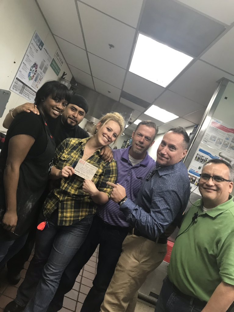 dforil12's tweet photo. #chilislove @denson1539 recognizing Heather for being accountable to our awesome LINC completion rates! Appreciate your pride and passion around training so we can ensure #EVERYGUESTCOUNTS  @rmason0511 @dougcomings @Captn_Awesome8 https://t.co/2l2RhwkJqh