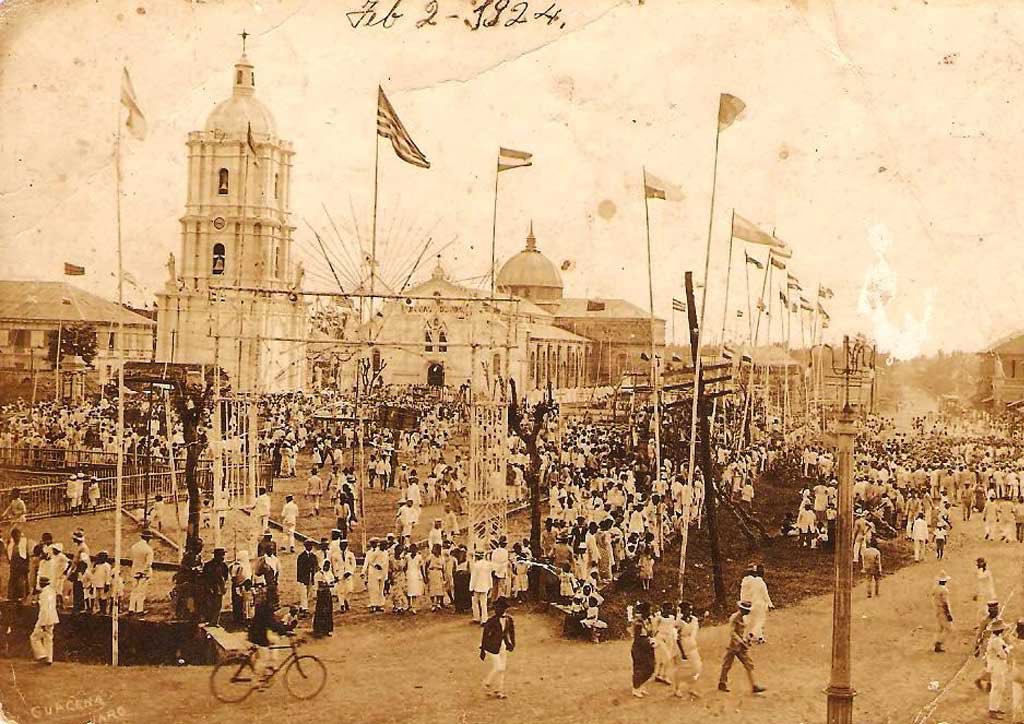 13thFool's tweet photo. Jaro, Iloilo's Candelaria celebration in 1924! Amazing how everyone's so well-dressed! https://t.co/YeoJTCoLjy