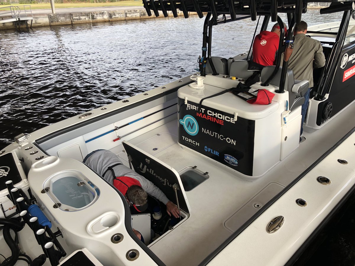 GetNauticON's tweet photo. When journalists really want to see the hardware. #smartboating #yellowfin #LakeX https://t.co/5saD99N858