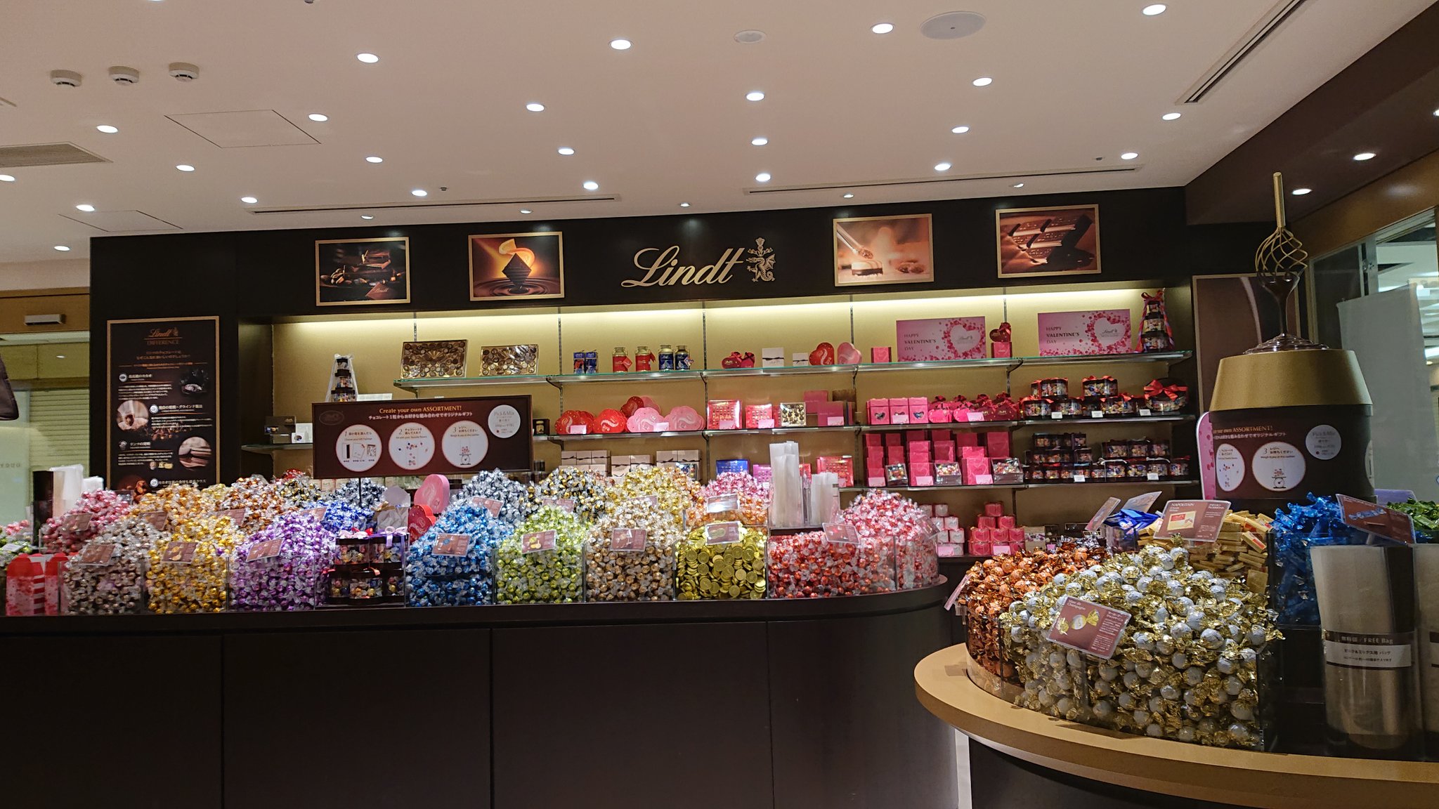 龍揮 岡山の地下にあるリンツで マカロンと ホットドリンク メッサ美味しかったです リンツ