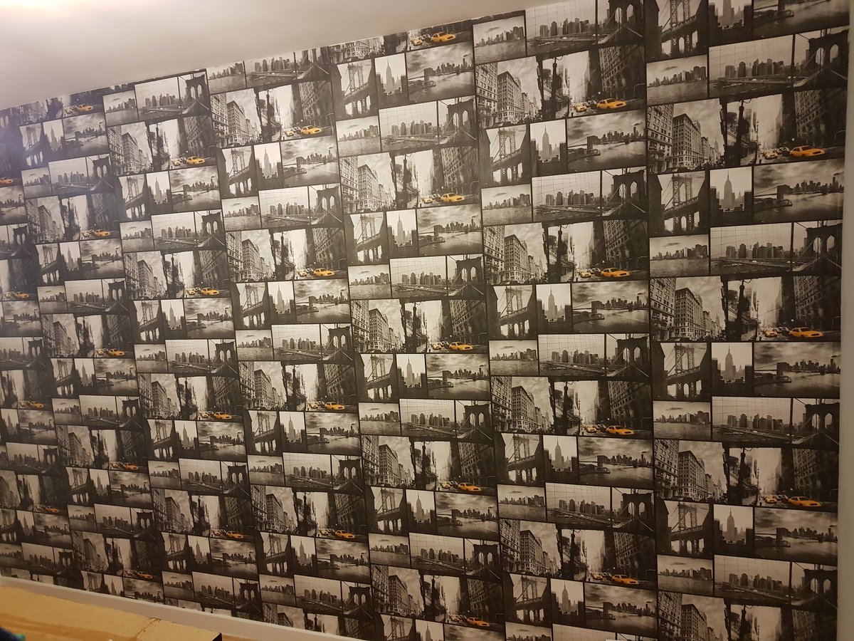 Catch22U's tweet image. Well its 0100 GMT and that&apos;s the papering finished in the studio. 

@purehavuk #studiorevamp #diy