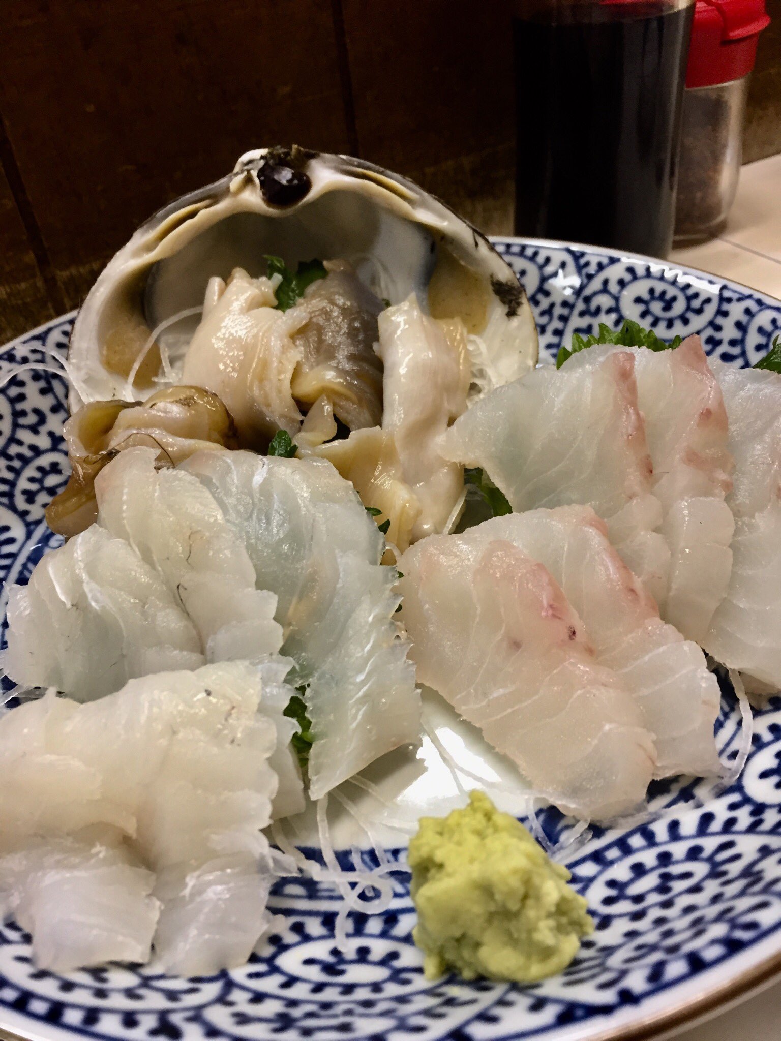 The Super Freak 真鱈のお刺身食べてきました 鱈の刺身は初めて 歯応えあり甘くとても美味しかったです 今日まで有るのかな お安く提供されてます 是非 ご賞味あれ 駅前酒場 お刺身 レモン