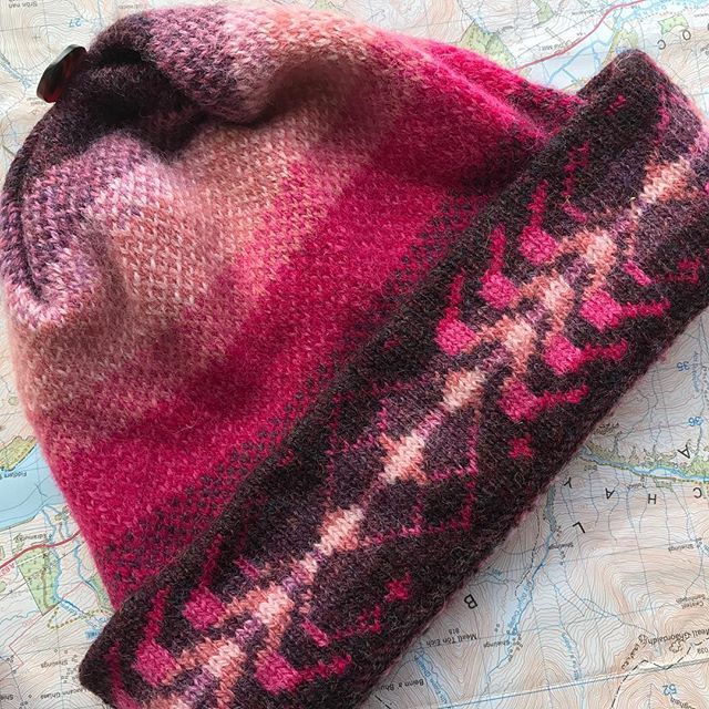 Stitchmastery's tweet image. Spotted in the local charity shop 'Thrifty One' in Alyth. #fairsle #fairislefriday #strandedknitting #colourworkknitting #lovethepinks bit.ly/2GiVedW