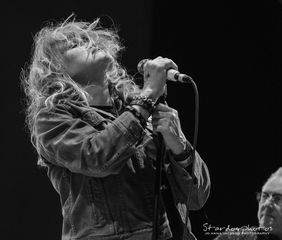 PunkRockBowling's tweet photo. Happy Birthday E❌ENE!

📸: Shaun Astor / JoAnna Jackson #punkrockbowling #prb2018 #exene #xtheband #wildthing #wildgift #johnyhitandrunpaulene https://t.co/KtV1u7WTNv