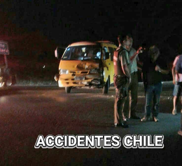 #Melipilla: Informe del 10-4-1 (Acc. Tránsito), Sector Cruce El Tránsito / Av. Valparaíso. Se trató de Colisión frontal entre Furgón y Vehículo Menor con posterior desbarrancamiento de este ultimo, dejando un saldo de dos lesionados derivados a HSJM.-
Fotos <a href="/chile_accidente/">Accidente Chile</a>