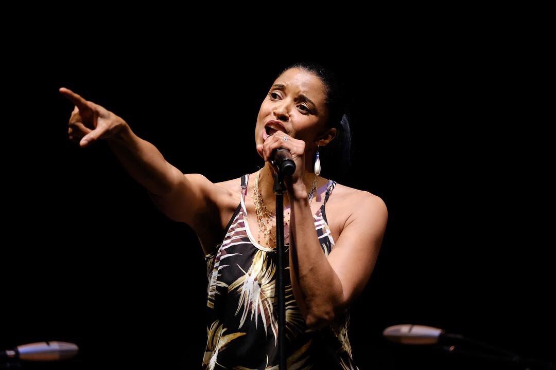 WakeForest's tweet photo. “I think my job is to try to be a light. If someone was ever nice to me, if I had a good childhood... that’s a light. My job is to shine it on someone else.” - @ReneeGoldsberry // 📸 @wakeforestphoto #ArtsofLeading #WFUBHM19 #BlackHistoryMonth #reneeelisegoldsberry https://t.co/5S2tsLTv2z